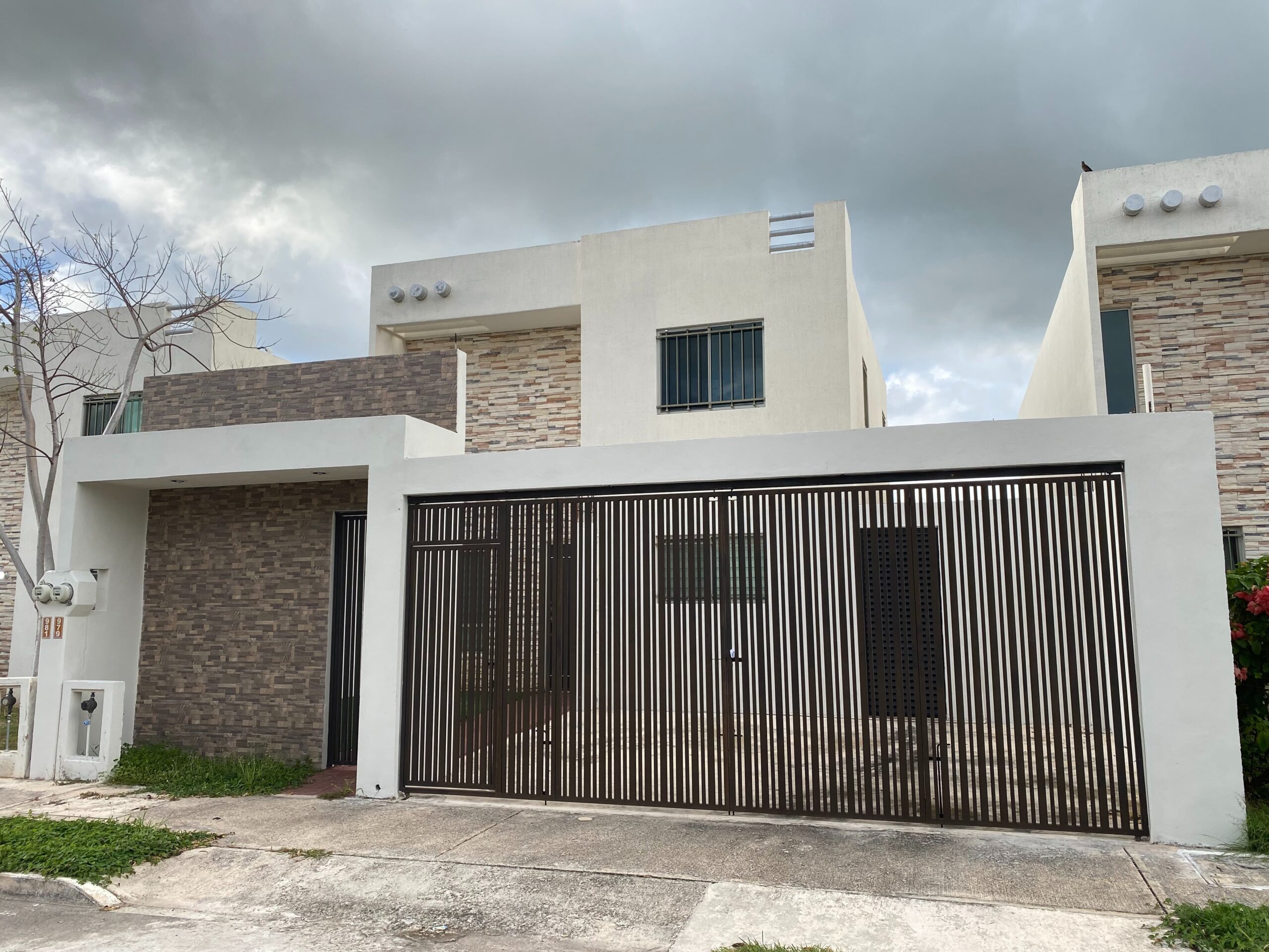ID3045 – CASA DE 3 RECÁMARAS (1 en PB) EN RENTA, FRACC. LAS AMÉRICAS VI, MÉRIDA
